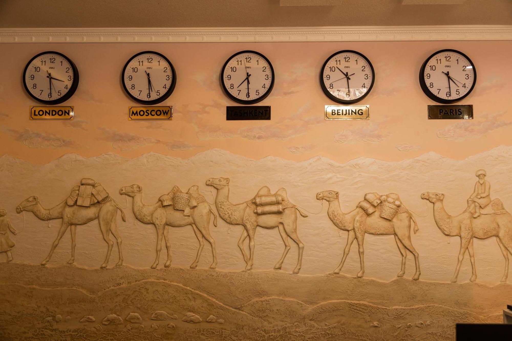 Diyor Hotel Marghilon Bagian luar foto